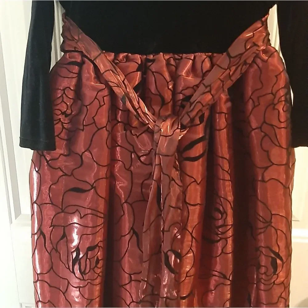 Christmas Holiday Dress in Black and Burgundy. SZ 5